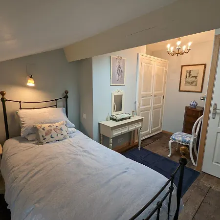 Impeccable 3-bed House In 펜션 *