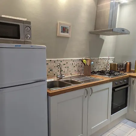 Impeccable 3-bed House In 펜션 *