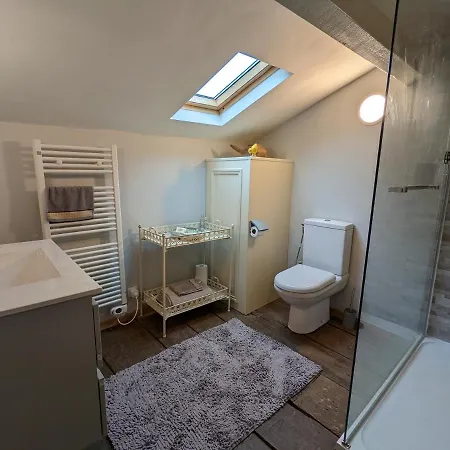 Impeccable 3-bed House In 펜션 Abzac (Charente)