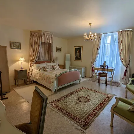 Impeccable 3-bed House In 펜션